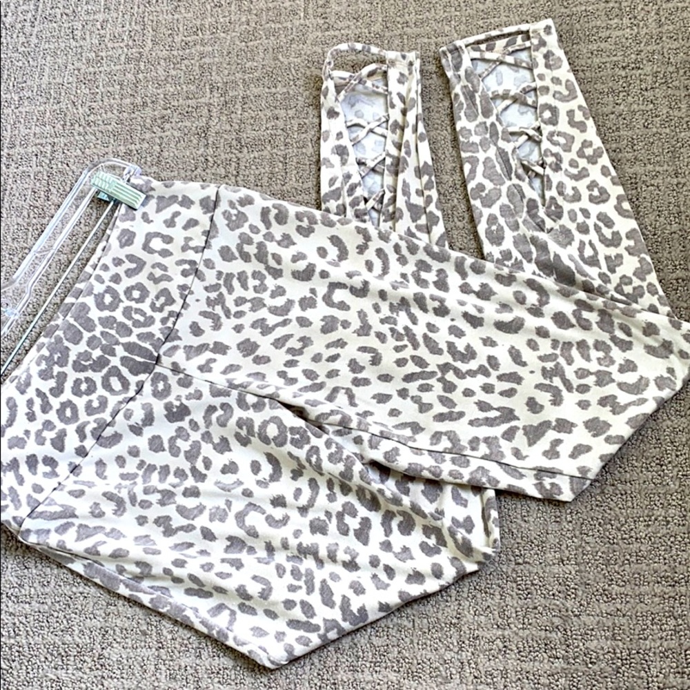 Chaser brand leopard leggings